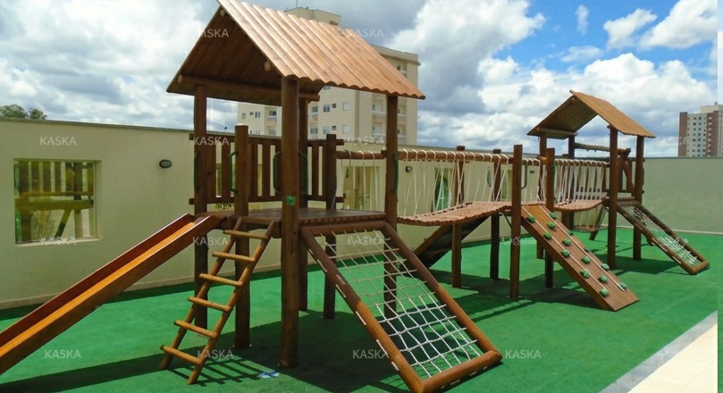 Playground de eucalipto instalado em cobertura de condomínio, com torres, escorregador e rede de escalada